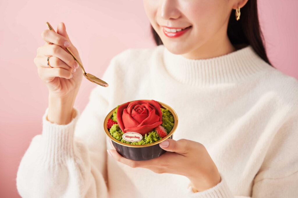 掌心玫瑰以檸檬乳酪巧克力甘納許作為絲滑花瓣,層層包裹酸甜的草莓冰淇淋,一匙入口,濃郁香氣與鮮甜滋味交錯,於味蕾逐層綻放。