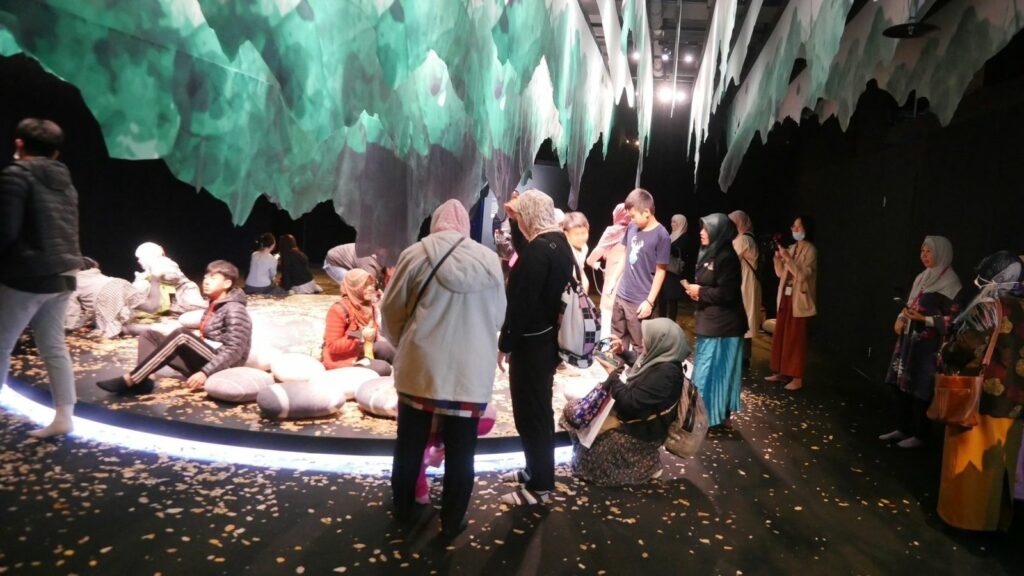 桃園市龍岡清真寺穆斯林組團到世界宗教博物館,參觀「山海天人:我在自然裡」特展。(圖/世界宗教博物館提供)