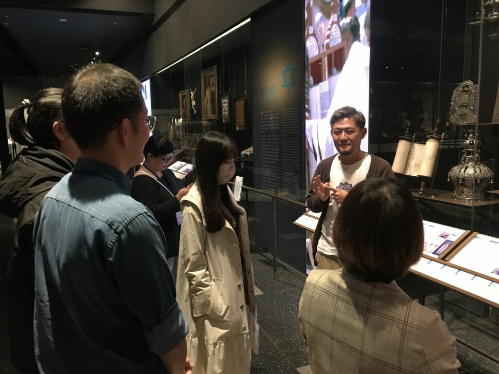 「掌櫃講堂:細說中亞猶太人的文化」,由展示蒐藏組副主任苑默文導覽。(圖/世界宗教博物館提供)