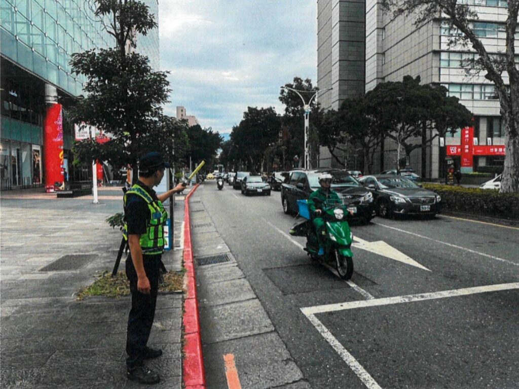 因應百貨公司週年慶購物潮,建議前往購物的民眾,多加利用搭乘捷運、公車等大眾運輸交通工具前往。(圖/士林分局)