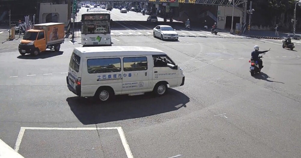 ▲圖說:員警騎警用機車開道,護送老翁返家拿取救命氧氣罩 (圖/台中市政府提供)