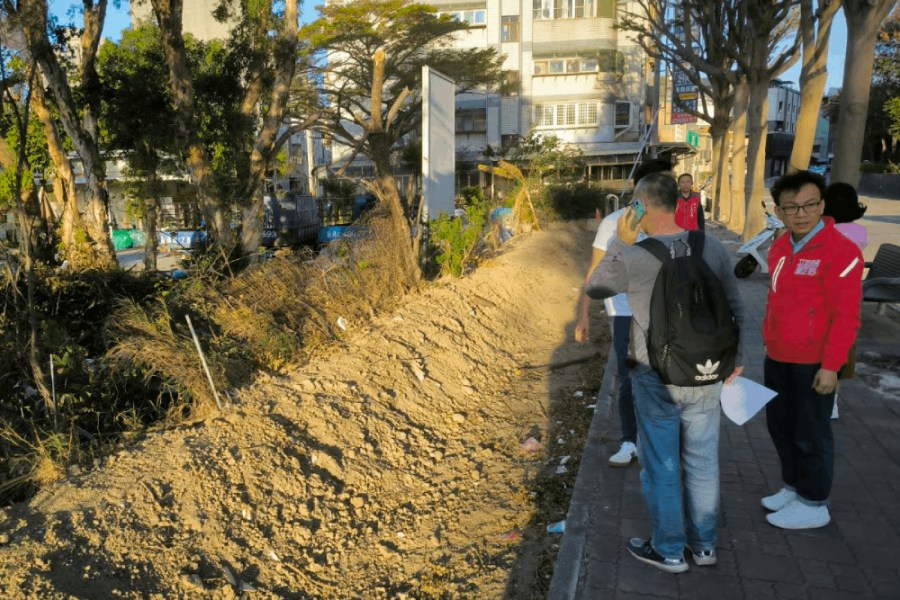 爆新竹市道路「行人地獄」踩空恐傷亡 鄭正鈐現勘爭取改善 206 照片來源:立法委員鄭正鈐