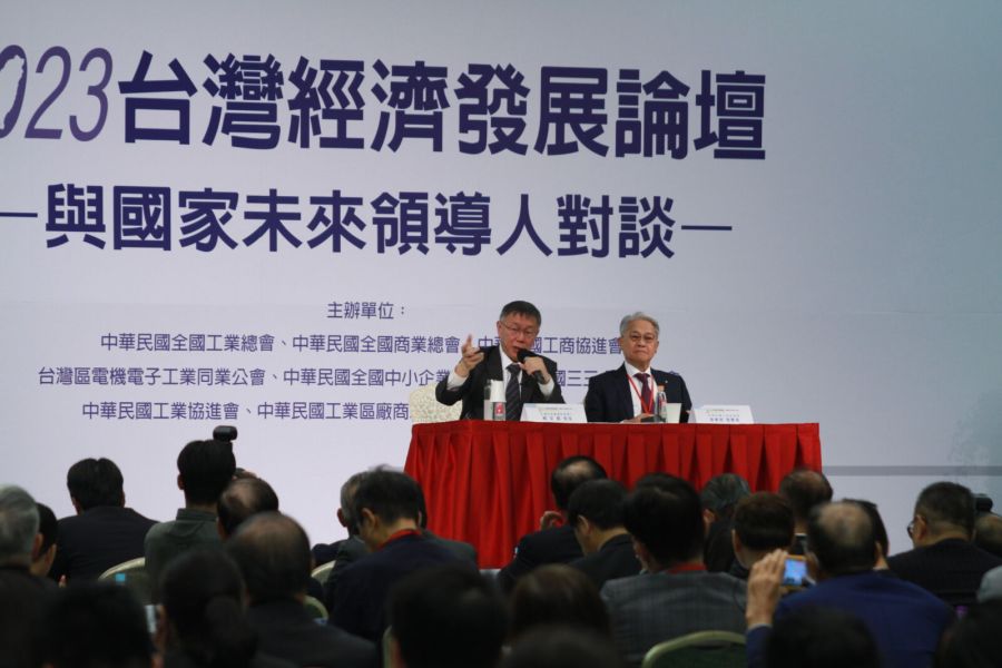 被問如何提升服務業競爭力 柯文哲:右手拿筷左手趕蒼蠅有觀光品質? 206 被問如何提升服務業競爭力 柯文哲:右手拿筷左手趕蒼蠅有觀光品質? 205