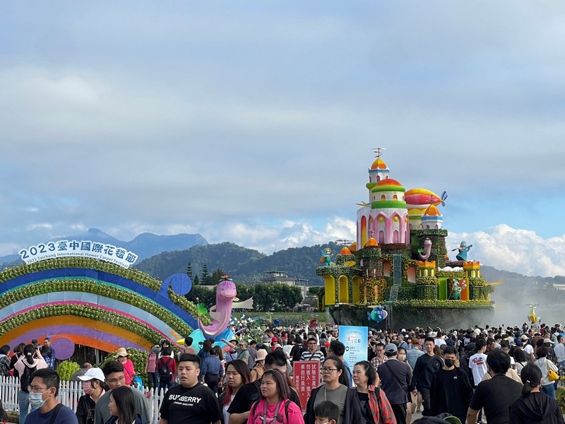 逾250萬人次朝聖! 中市花毯節漂浮城堡帶動山城觀光「起飛」