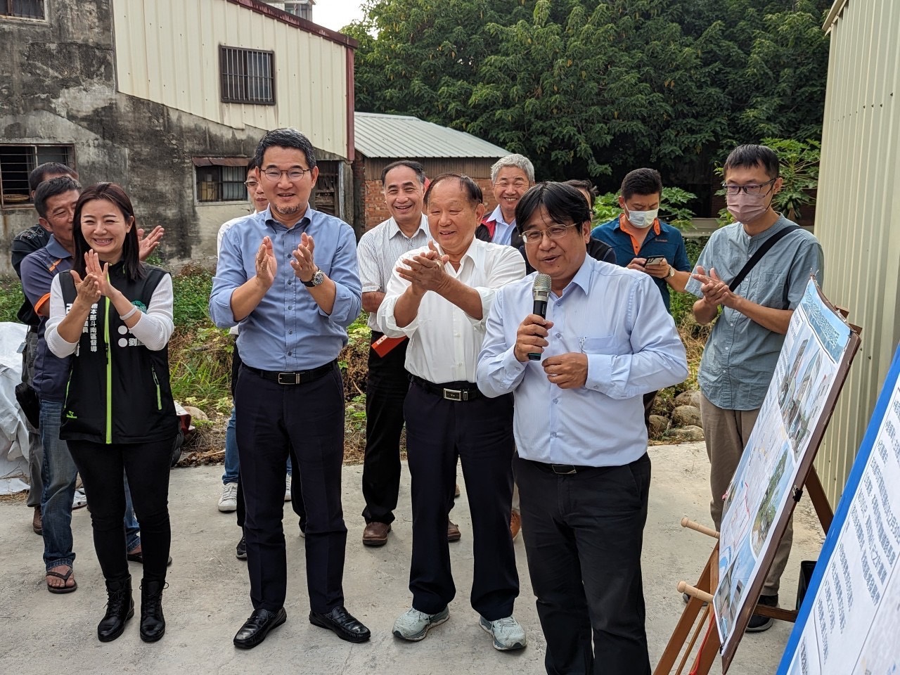國土管理署署長吳欣修(右)應立委劉建國(左二)邀請,南下雲林斗南、古坑針對道路修繕及闢建進行會勘。(記者張欽翻攝)