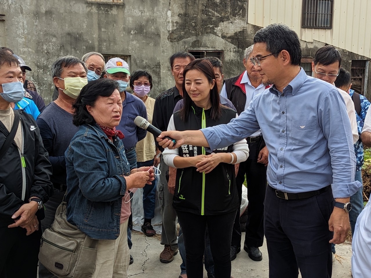 立委劉建國就斗南道路整修及古坑道路闢建等,傾聽地方意見。(記者張欽翻攝)