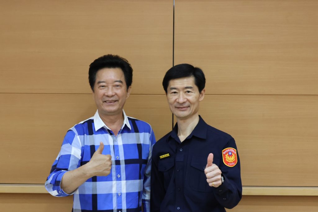施副分局長與高先生合影。