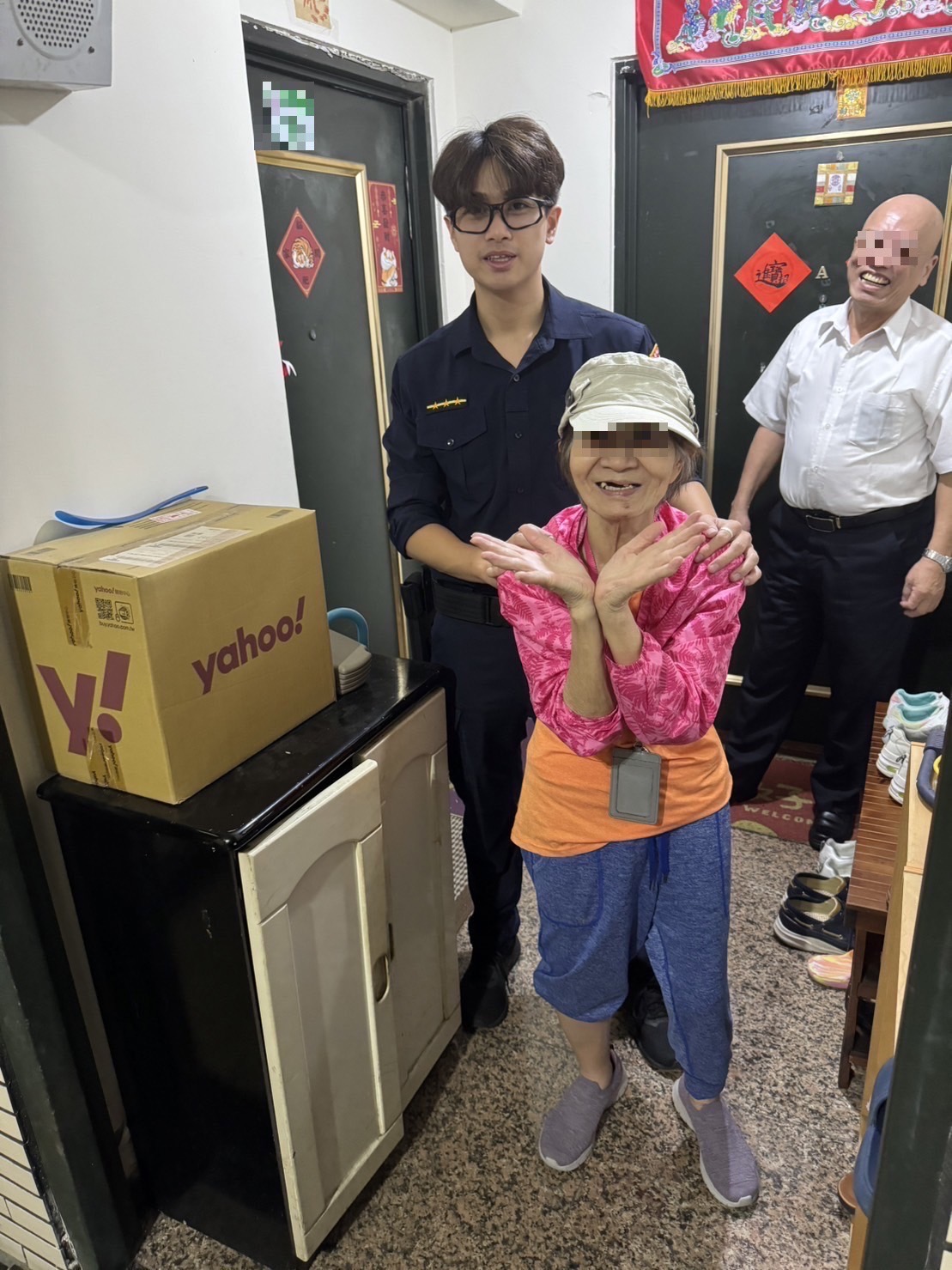 失智的潘姓老婦外出後不記得回家的路,北投分局長安派出所警員陳宗岳護送返家。(記者薛秀蓮翻攝)