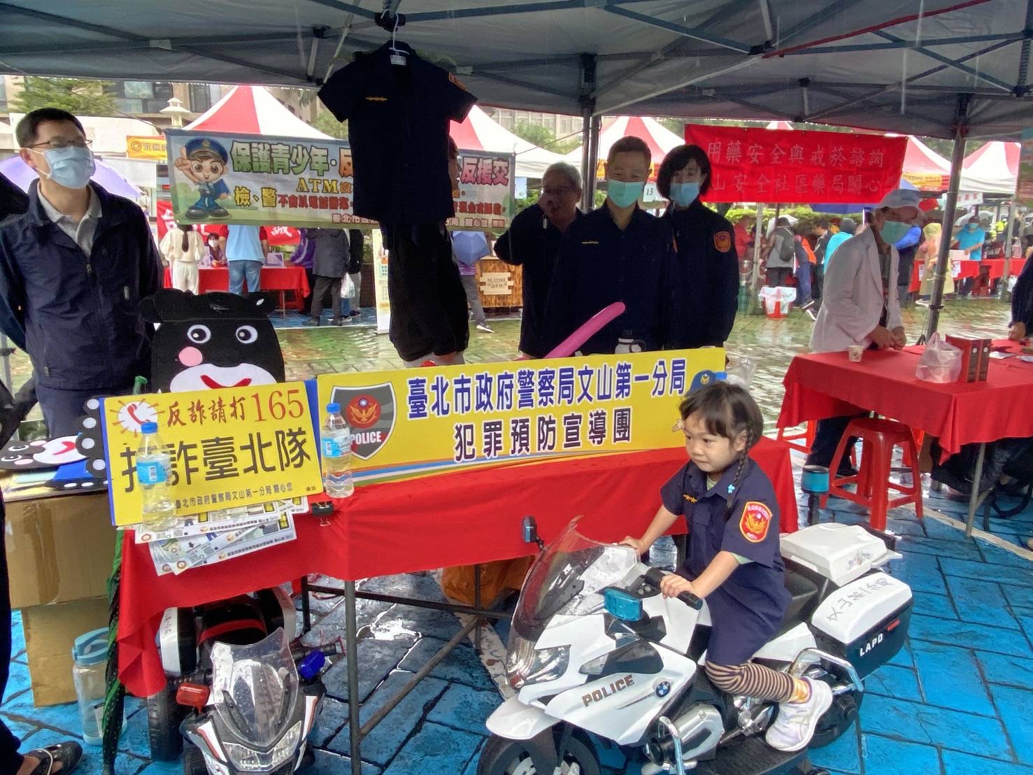 文一警專程準備造型氣球，搭配「迷你警用制服」及「警用小哈雷」供小朋友體驗。（記者 張艷君翻攝）