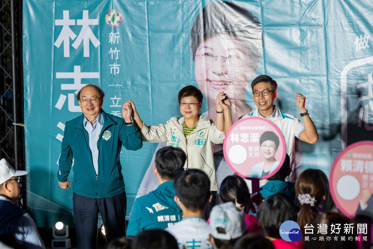 立法院黨團總召柯建銘與屏東縣立法委員鍾佳濱站台助講。