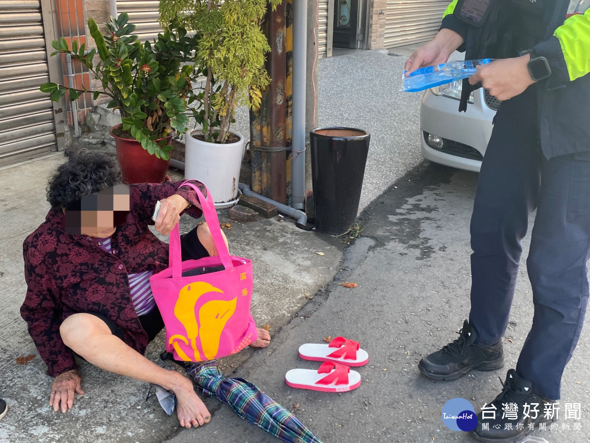 8旬嬤街頭赤腳奔跑，壢警掏腰包買拖鞋送回家。