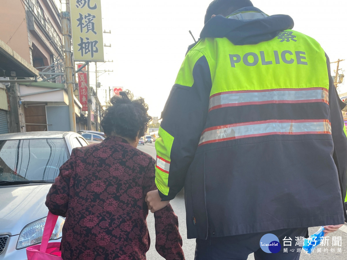 8旬嬤街頭赤腳奔跑,壢警掏腰包買拖鞋送回家。<br /><br />