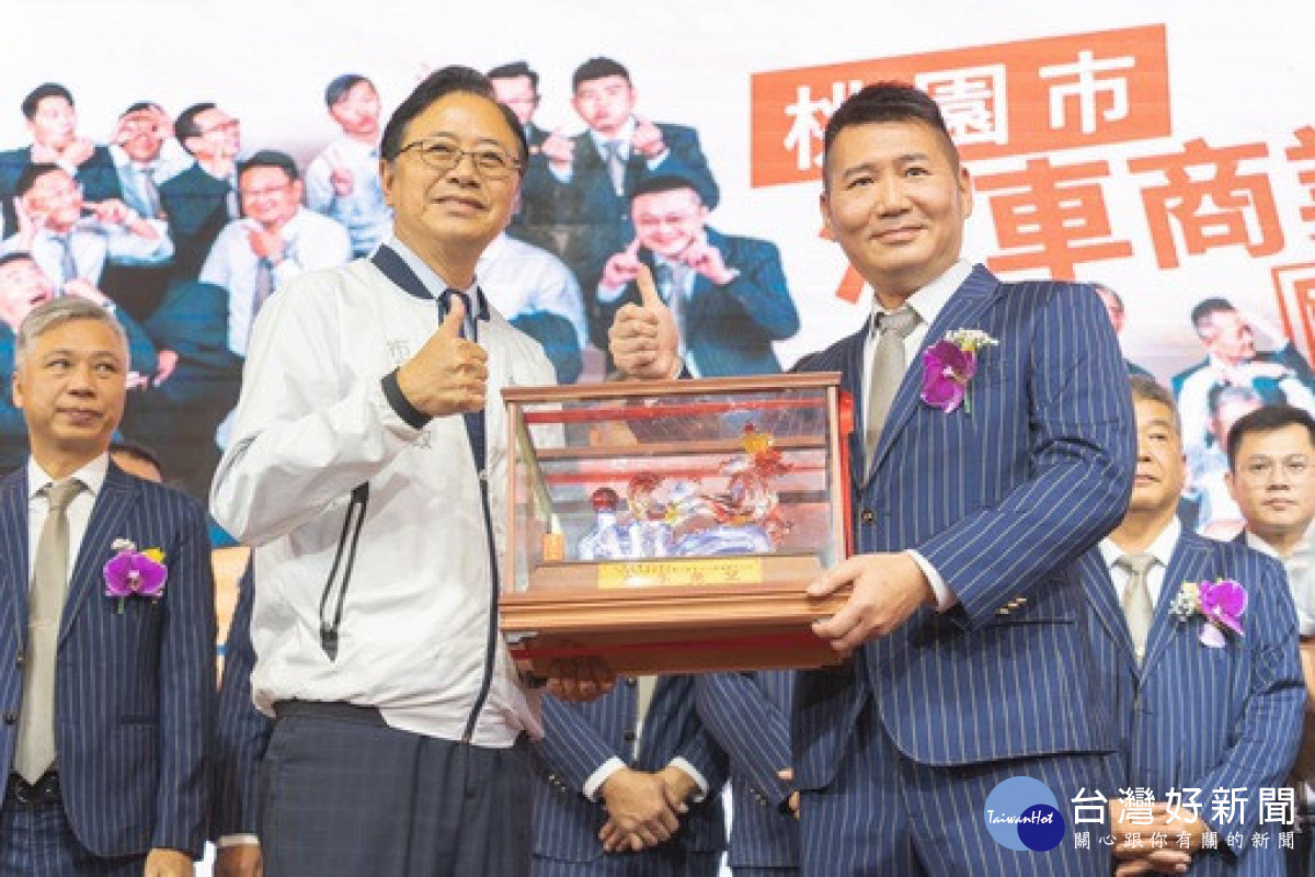 市長致贈禮品，期許新任理事長徐立昇帶領公會成員繼續努力。