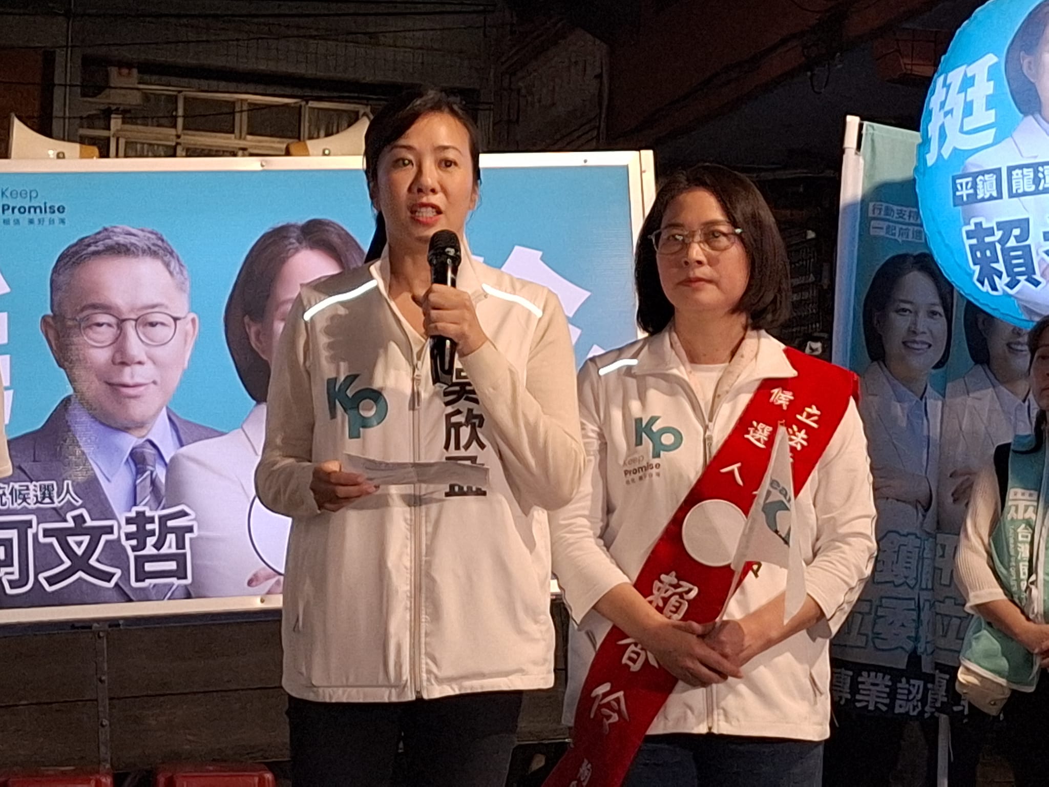 吳欣盈(左)29日到桃園幫賴香伶(右)助選。翻攝賴香伶臉書