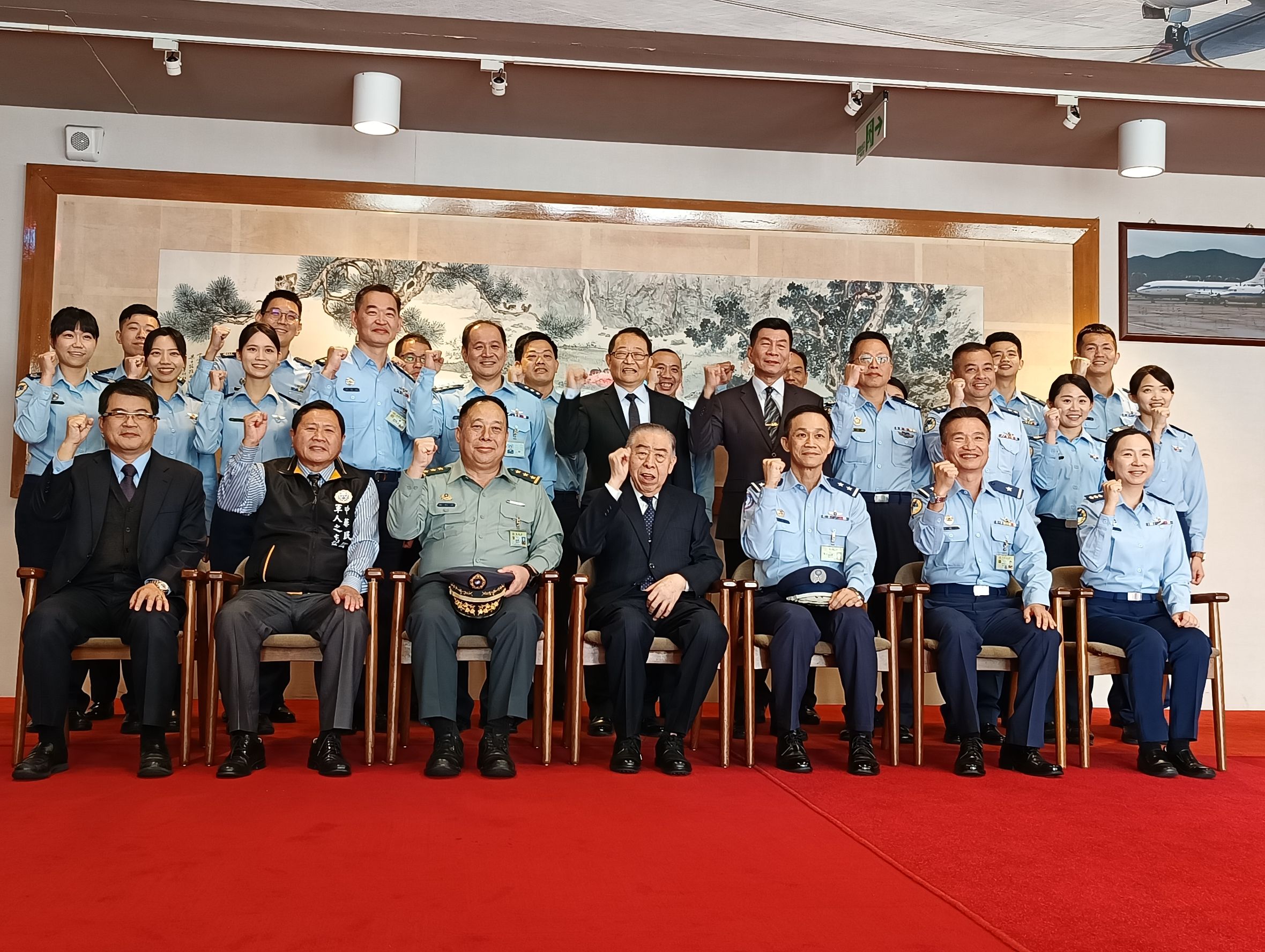 軍友社榮譽理事長李棟樑祝賀空軍專機隊77週年隊慶。王烱華攝