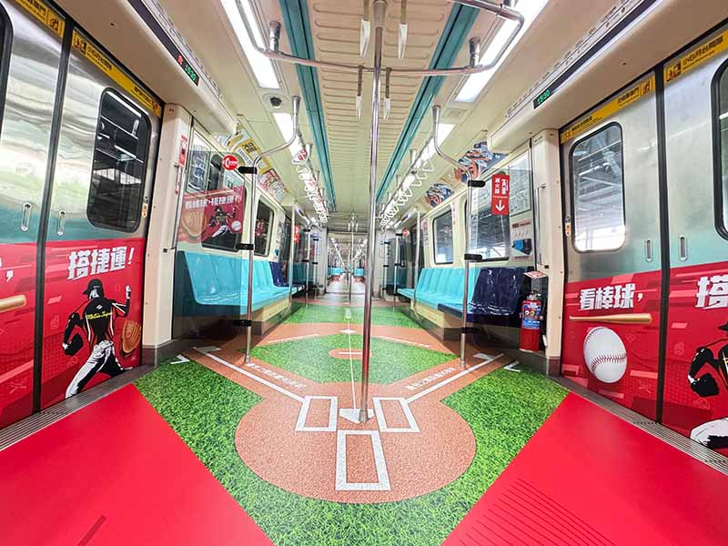 看棒球搭捷運。圖/台北市政府