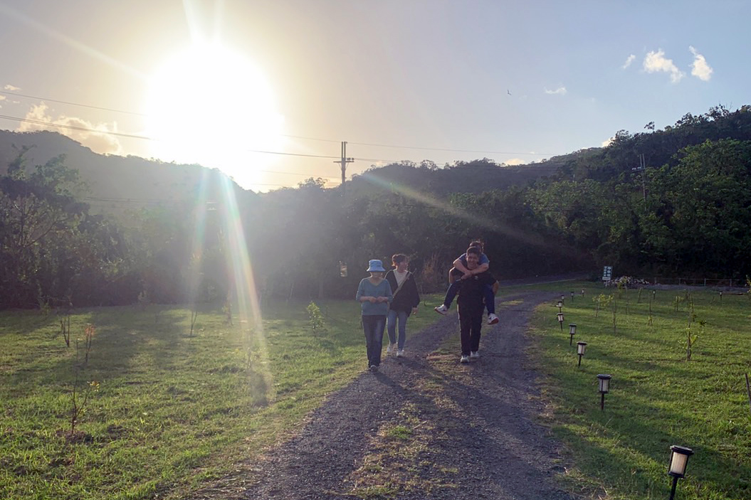 小葉媽媽在登山過程中走累了,小葉主動揹起媽媽,小葉媽媽被孩子的服務行動感動。