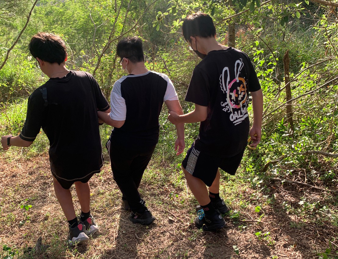 二兄弟一起照顧下山的媽媽。