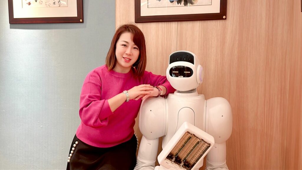 劉美芳議員與榮家機器人