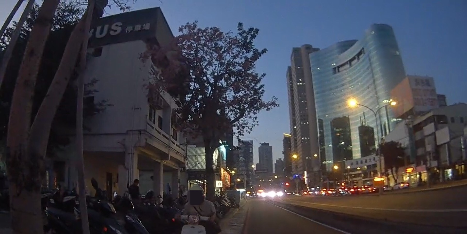 ▲圖說:一名女子的機車佇立臺灣大道慢車道上,員警發現後上前關心 (圖/台中市政府提供)