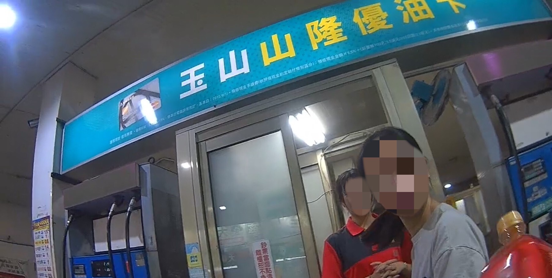 ▲圖說:員警載乘陳女至加油站購買油料,順利將故障車重新發動 (圖/台中市政府提供)
