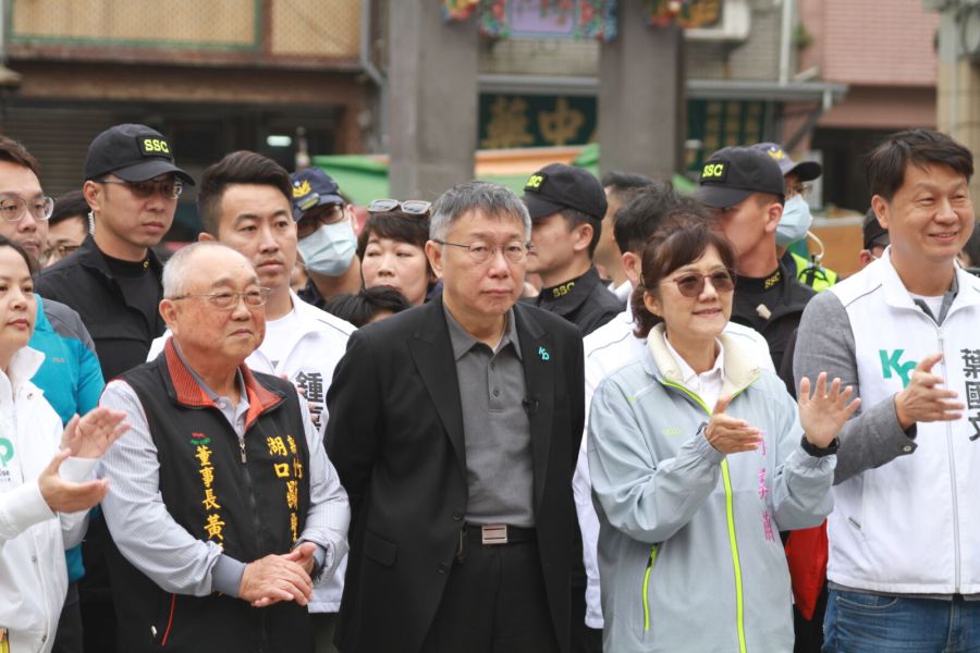 【有影】藍動作多?柯文哲:我們強調正直誠信 但政壇出怪招的一大堆 220 柯文哲前往新竹湖口參香、掃市場,妹妹柯美蘭陪同。(方炳超攝)