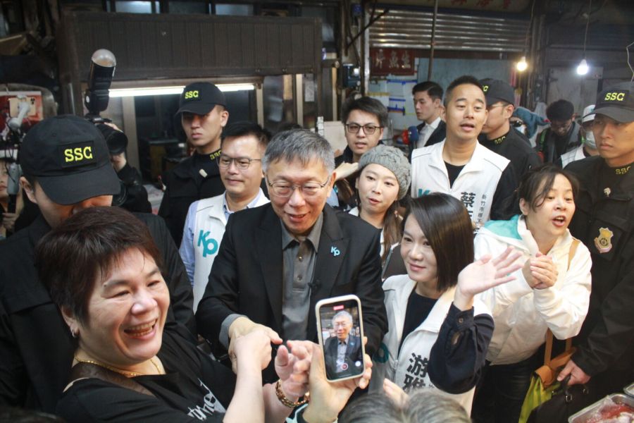 【觀察】登記後首站起手式 柯文哲返鄉拜票 成婆媽殺手反應熱烈 229 柯文哲赴湖口拜票,受到熱烈歡迎。(方炳超攝)