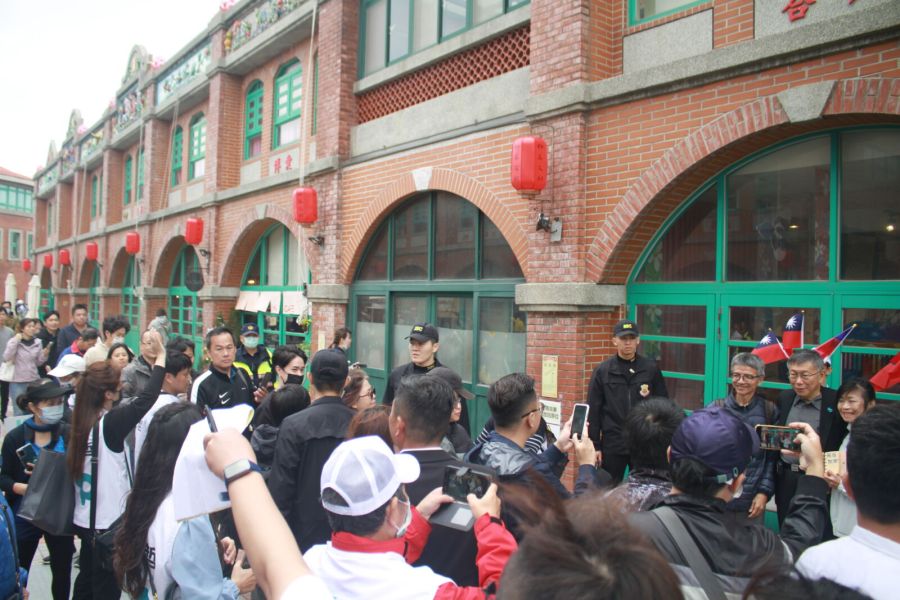 【觀察】登記後首站起手式 柯文哲返鄉拜票 成婆媽殺手反應熱烈 231 柯文哲赴湖口拜票,受到熱烈歡迎。(方炳超攝)