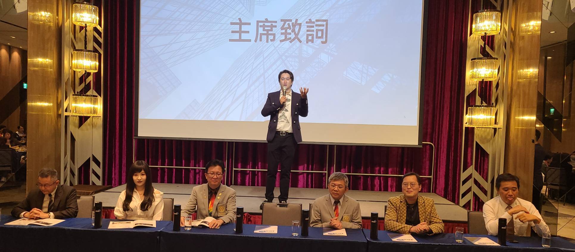感恩晚宴由黃金扶輪社創辦人黃友良擔任主席。(記者張艷君攝)