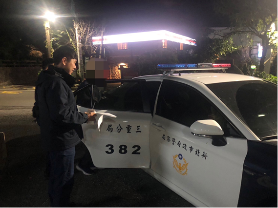 永福所所長汪佐凌護送老翁回家。(記者宋紹誠翻攝)