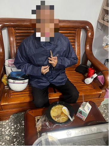員警購買超商麻油雞麵線、熱牛奶讓老翁暖暖身體，補充體力。