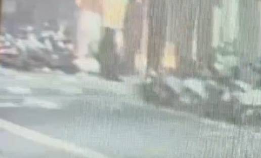 機車遭縱火發出熊熊光。（記者林金聖翻攝）