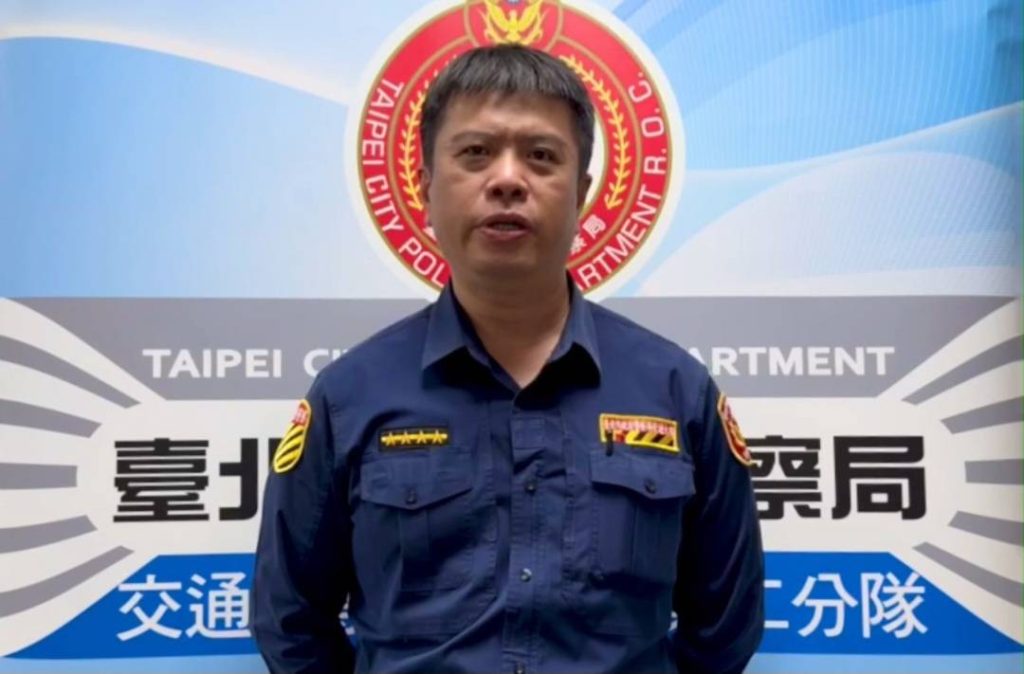 中正第二分局交通分隊副分隊長王秋田說明。（記者林金聖翻攝）