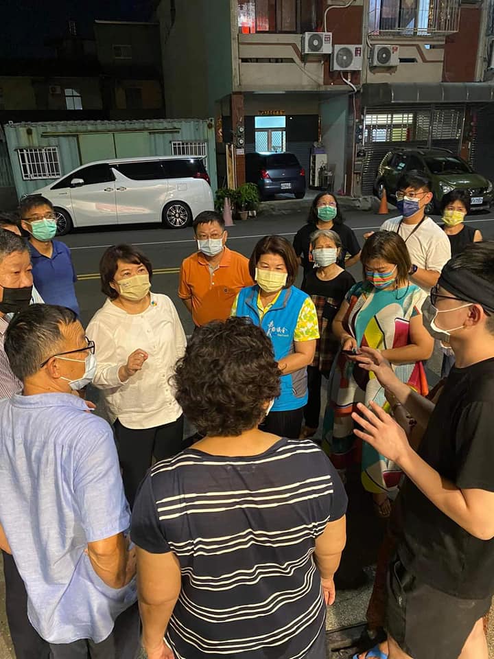 張秀華陪同黃敏惠市長關心中央對於地方的建設情況並希望選前開的支票選後要兌現。(張秀華競總提供)