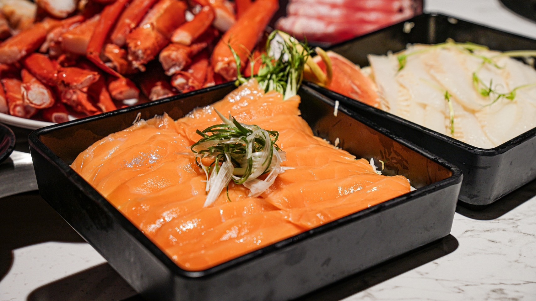 生魚片。(圖/羽葉火鍋提供)