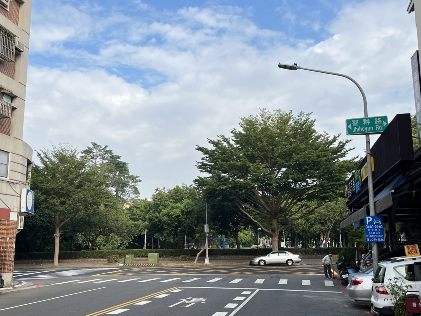 視線死角險釀禍 行經路口停看聽