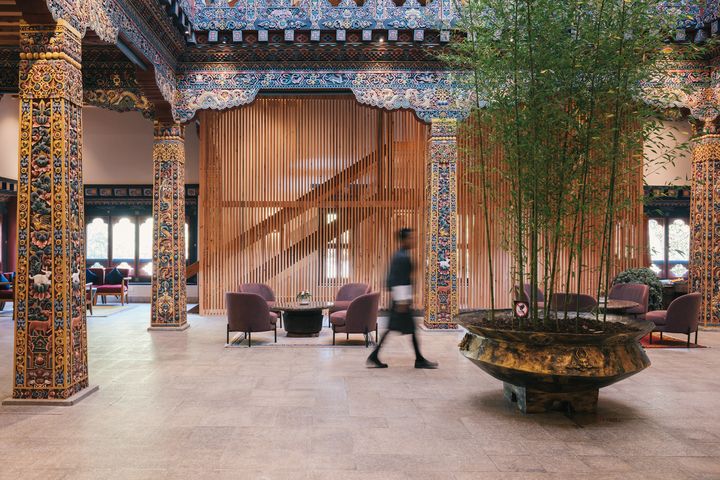 Zhiwa Ling Heritage Hotel位於風景優美的帕羅河谷,有錐形石牆與手工木雕與彩繪。 圖:PetriePR香港/提供