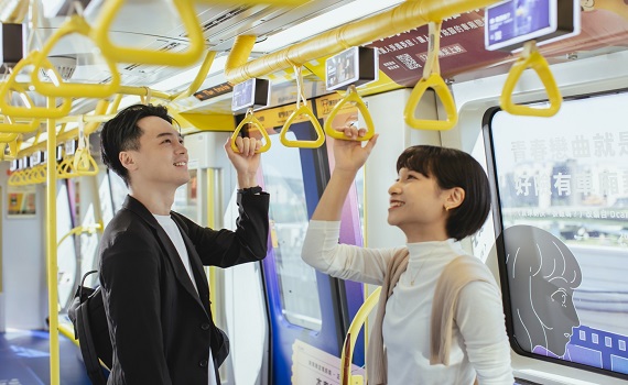 Dcard故事躍上環狀線列車 坐捷運體驗體驗「百味人生放映所」