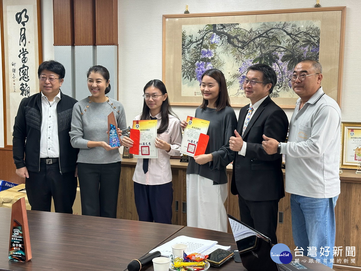 投高教育基金會董事長張正岳(左一)贈獎勵金給予鼓勵。(投高提供)