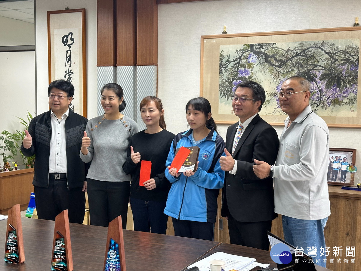 投高教育基金會董事長張正岳(左一)贈獎勵金給予鼓勵。(投高提供)