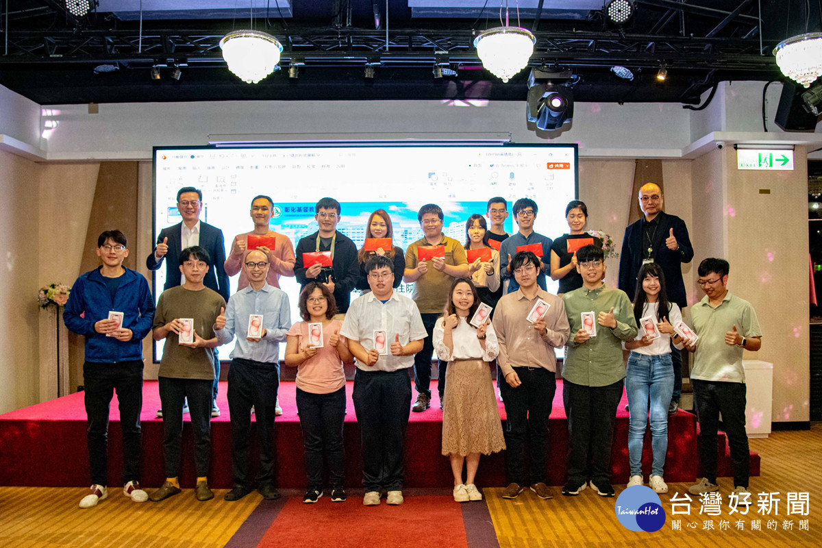 感恩節餐會現場抽獎10支iPhone 15，大家嗨翻天；陳穆寬總院長（後排左一）霸氣提供。圖／彰基醫院提供