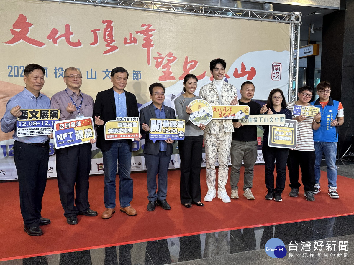 許縣長與王品澔林榮森等來賓揭序幕。（記者扶小萍攝）