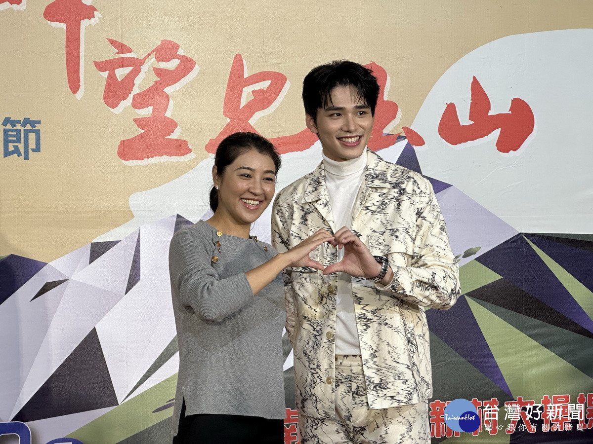 許淑華與王品澔歡迎全國民眾來參與盛會。(記者扶小萍攝)