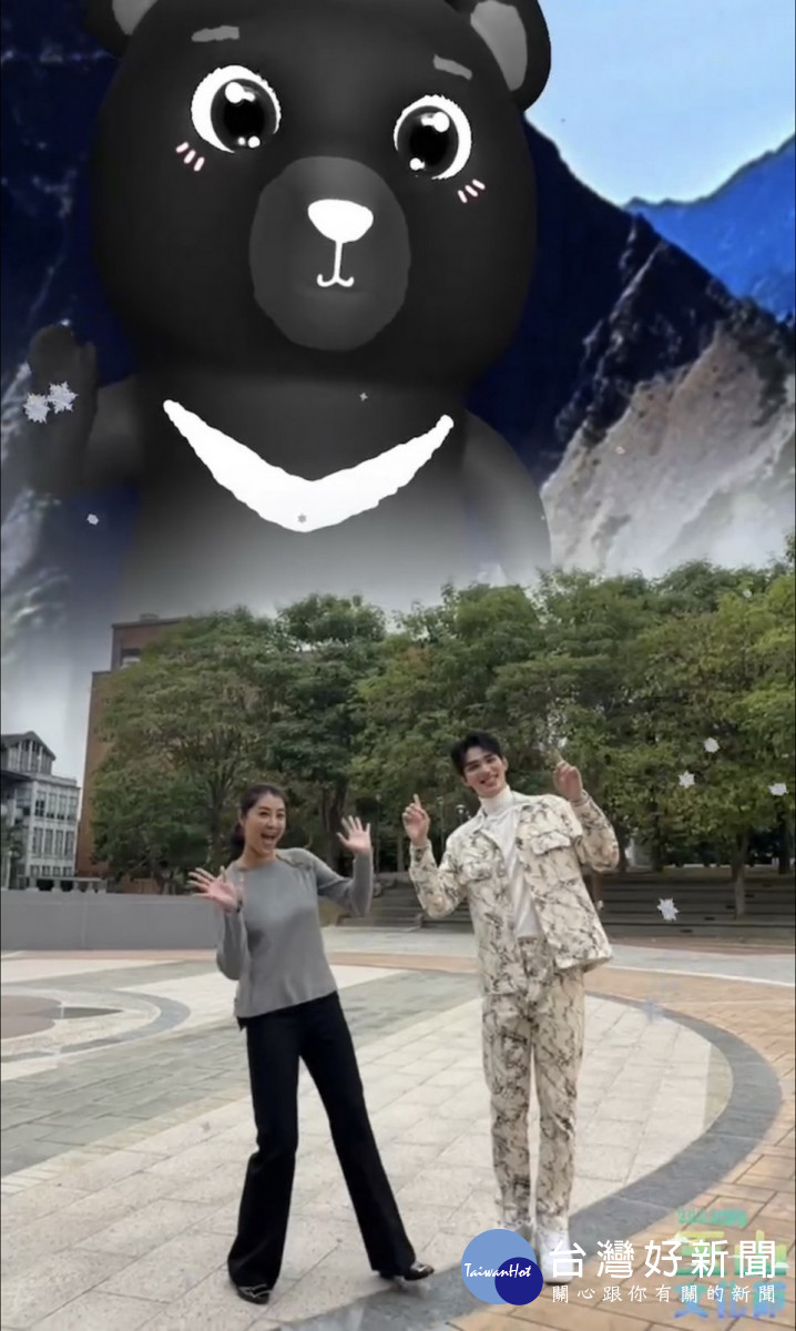大家可來體驗AR與玉山台灣黑熊相遇情境。(縣府提供)