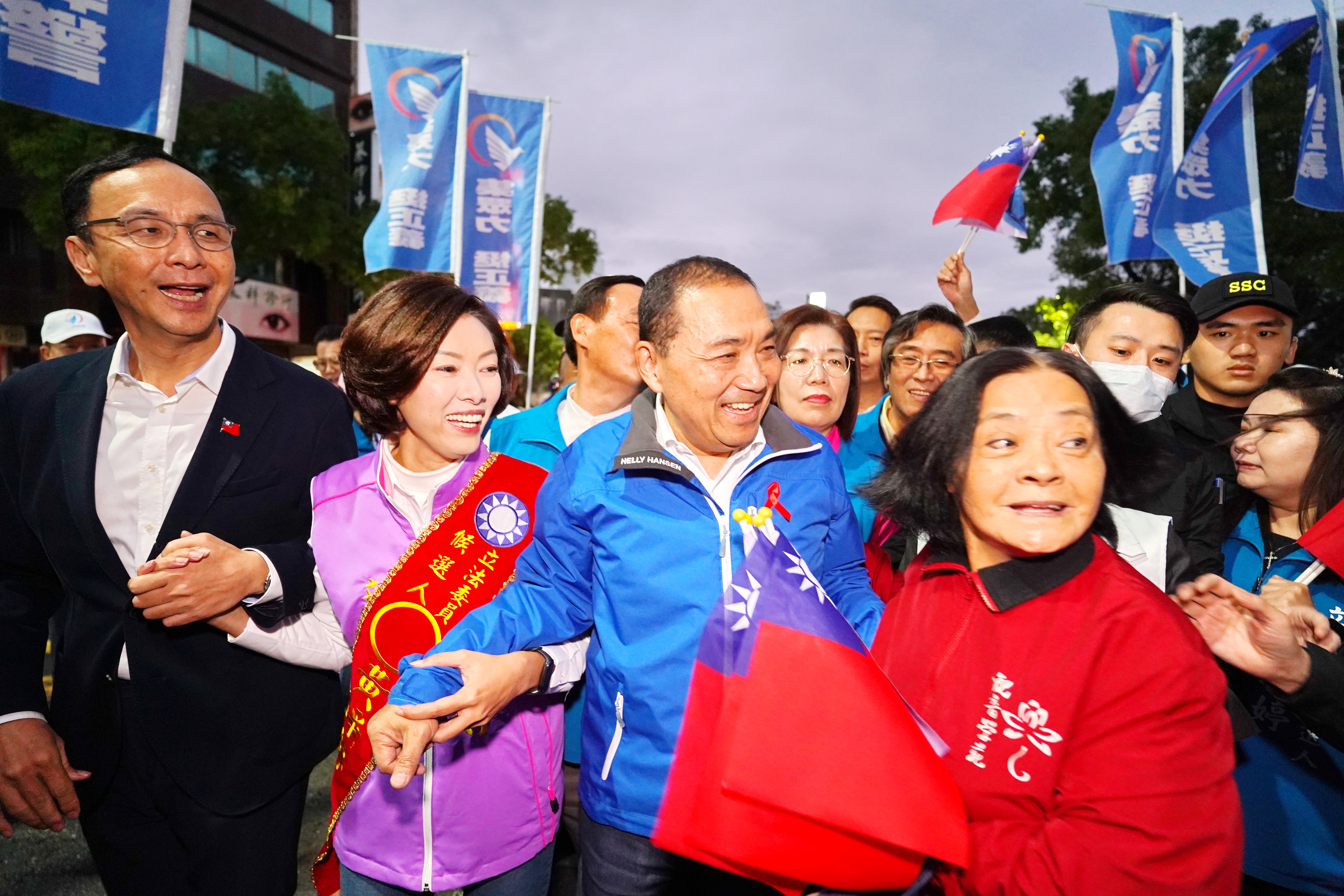 國民黨總統候選人侯友宜、黨主席朱立倫赴宜蘭替立委候選人黃琤婷輔選,現場號稱超過7000支持者湧入,眾人大進場時,一名婦人衝進隊伍中,要和侯友宜拍照。林泊志攝