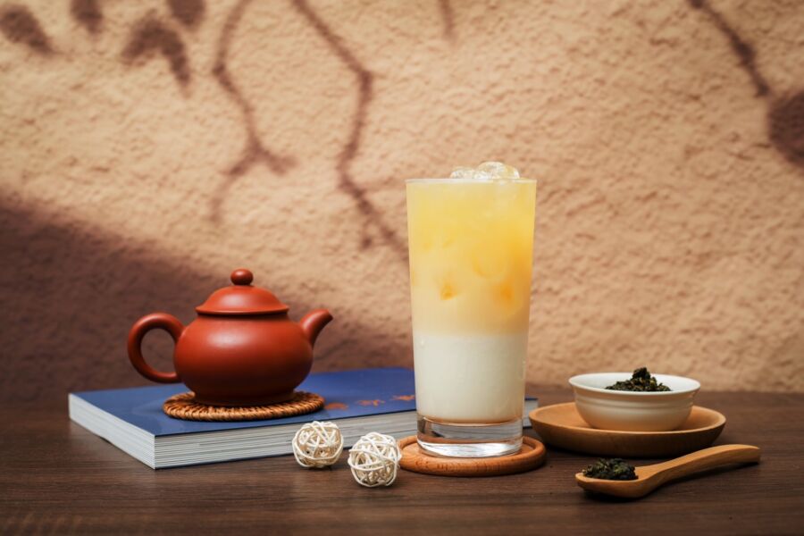 木昂手作美拉德風格鮮奶茶(綠茶底)。(木昂手作 提供)