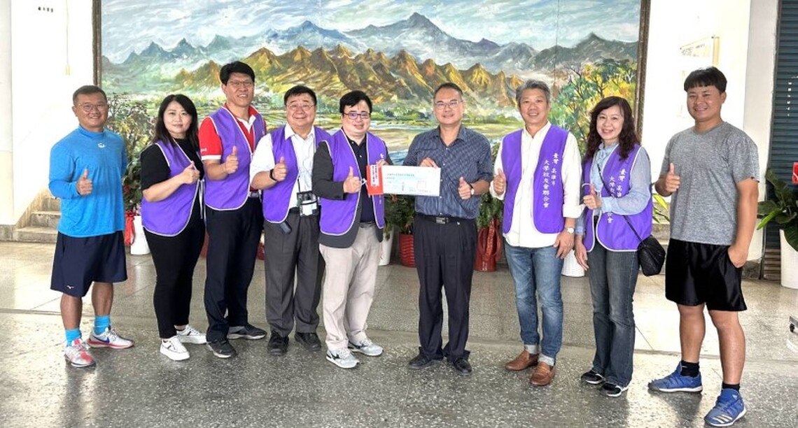 「雄大會」歲末送愛 贈忠孝國中棒球隊加菜金