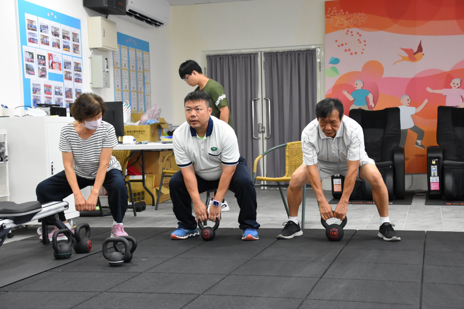 每堂課都有完整熱身、徒手、器材到伸展,專業教練一對一說明指導。