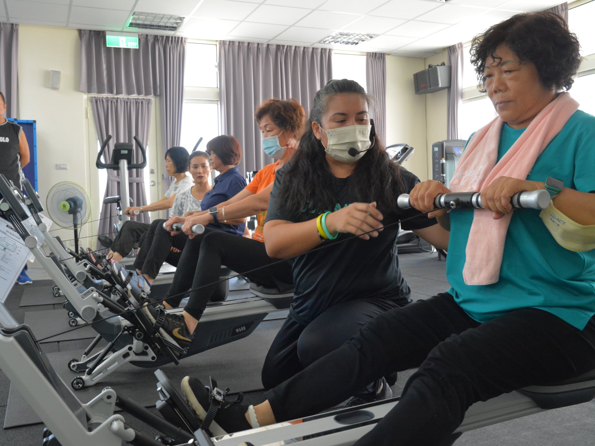 勝安銀髮健身俱樂部增強老人家下肢肌肉力量。