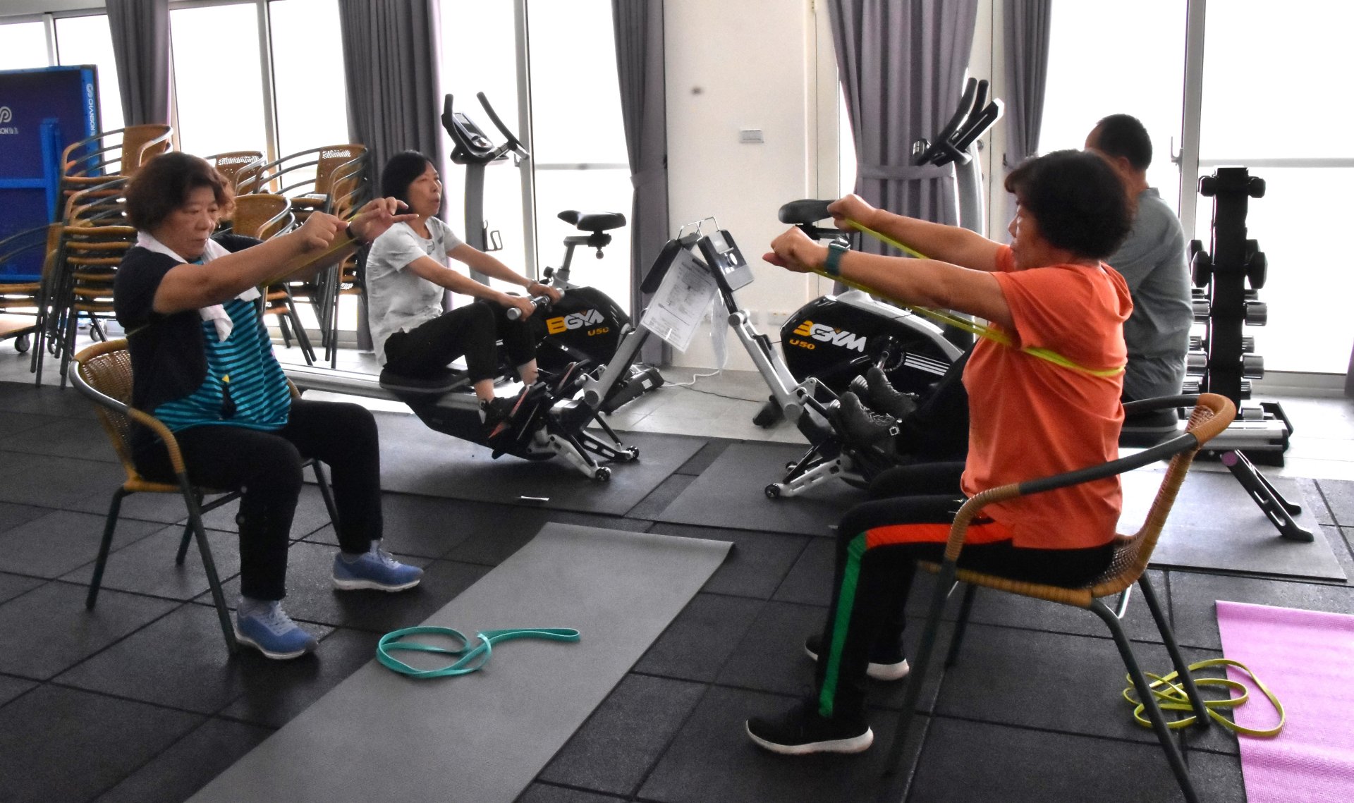 沒法做地板動作,也可以改成坐在椅子上拉彈力帶。